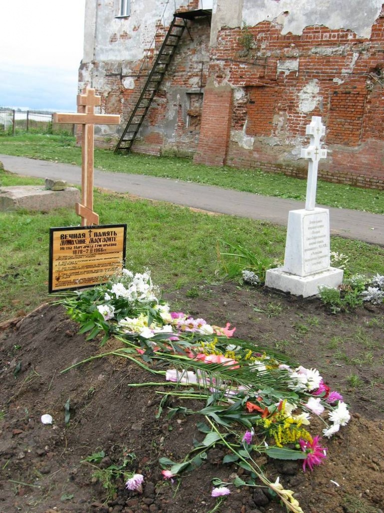 4-Могила м. Маргариты в день перезахоронения 31.08.2009 г.